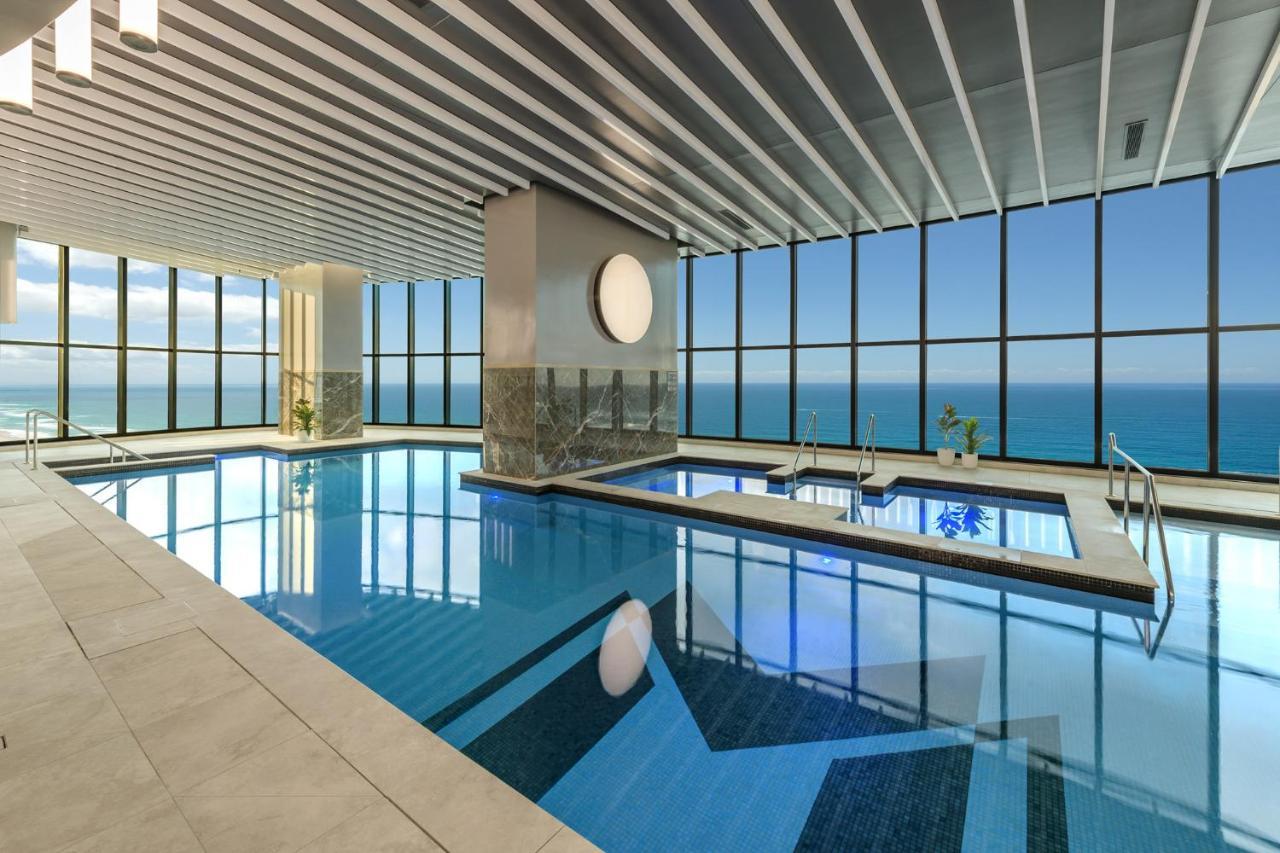 Meriton Suites Surfers Paradise Gold Coast Eksteriør billede The swimming pool at the hotel