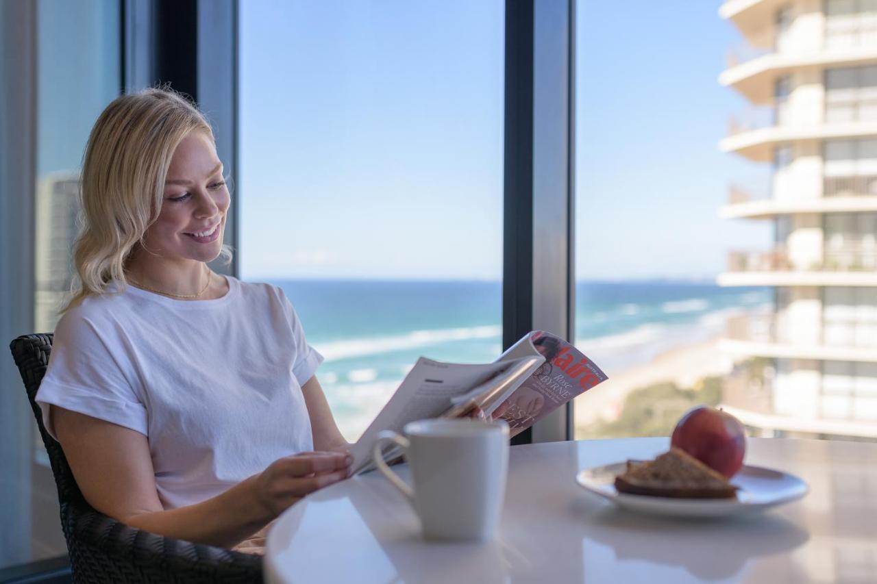 Meriton Suites Surfers Paradise Gold Coast Eksteriør billede A guest enjoys breakfast at the beachside balcony