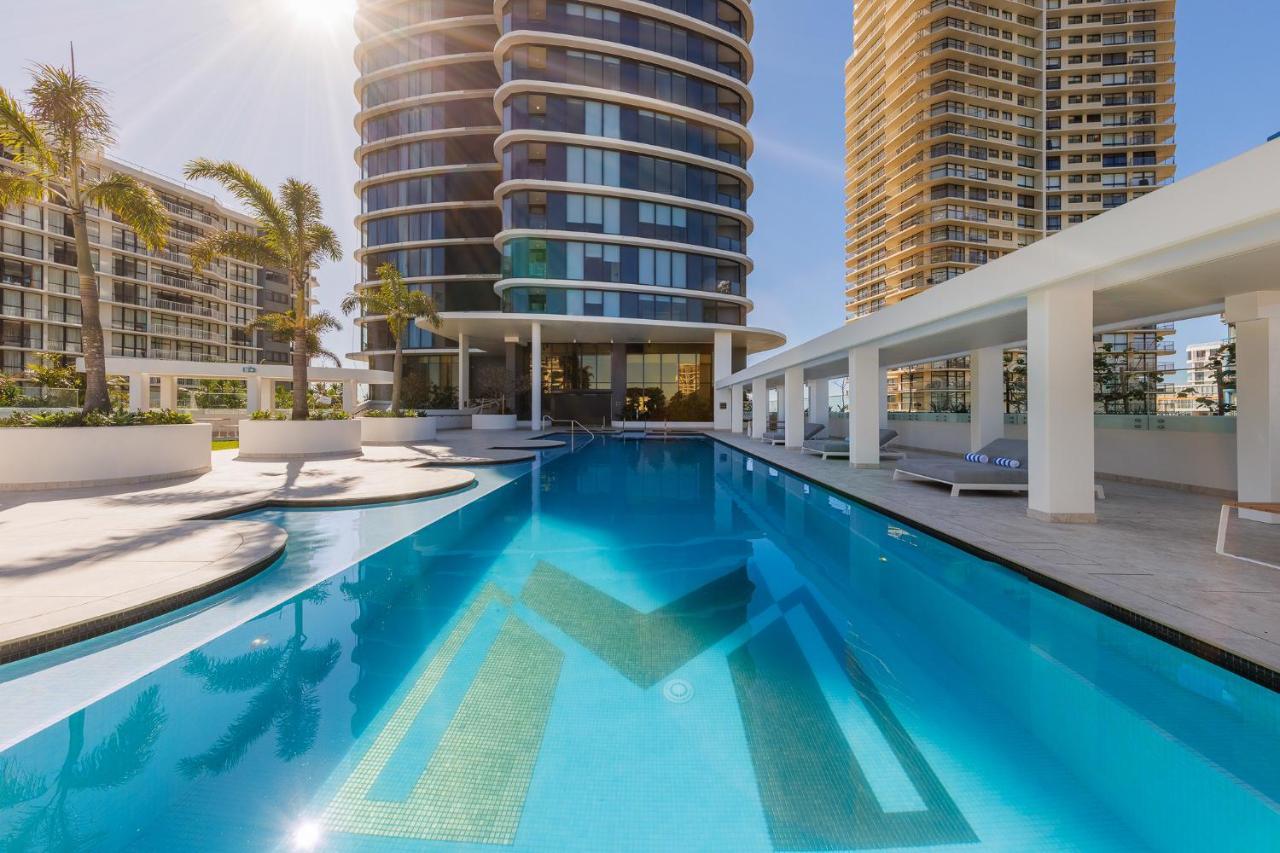 Meriton Suites Surfers Paradise Gold Coast Eksteriør billede The swimming pool at the hotel