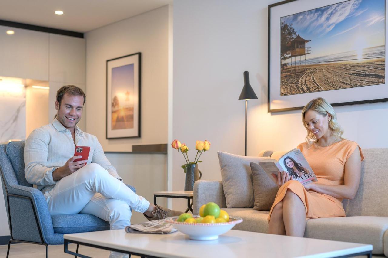 Meriton Suites Surfers Paradise Gold Coast Eksteriør billede A couple reading a magazine in their living room