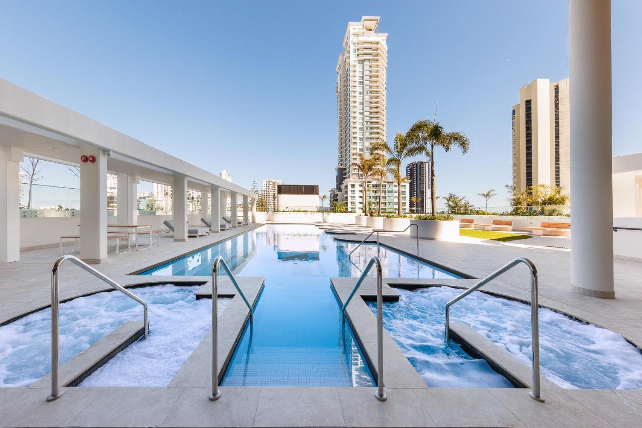 Meriton Suites Surfers Paradise Gold Coast Eksteriør billede The pool at the hotel