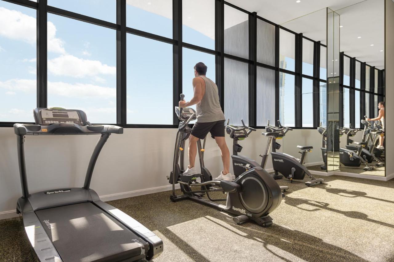 Meriton Suites Surfers Paradise Gold Coast Eksteriør billede The gym at the top of the tower